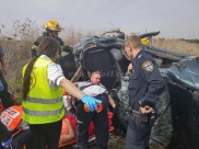  بالصور: إصابة متوسطة لسيدة بحادث طرق ذاتي قرب الرملة 